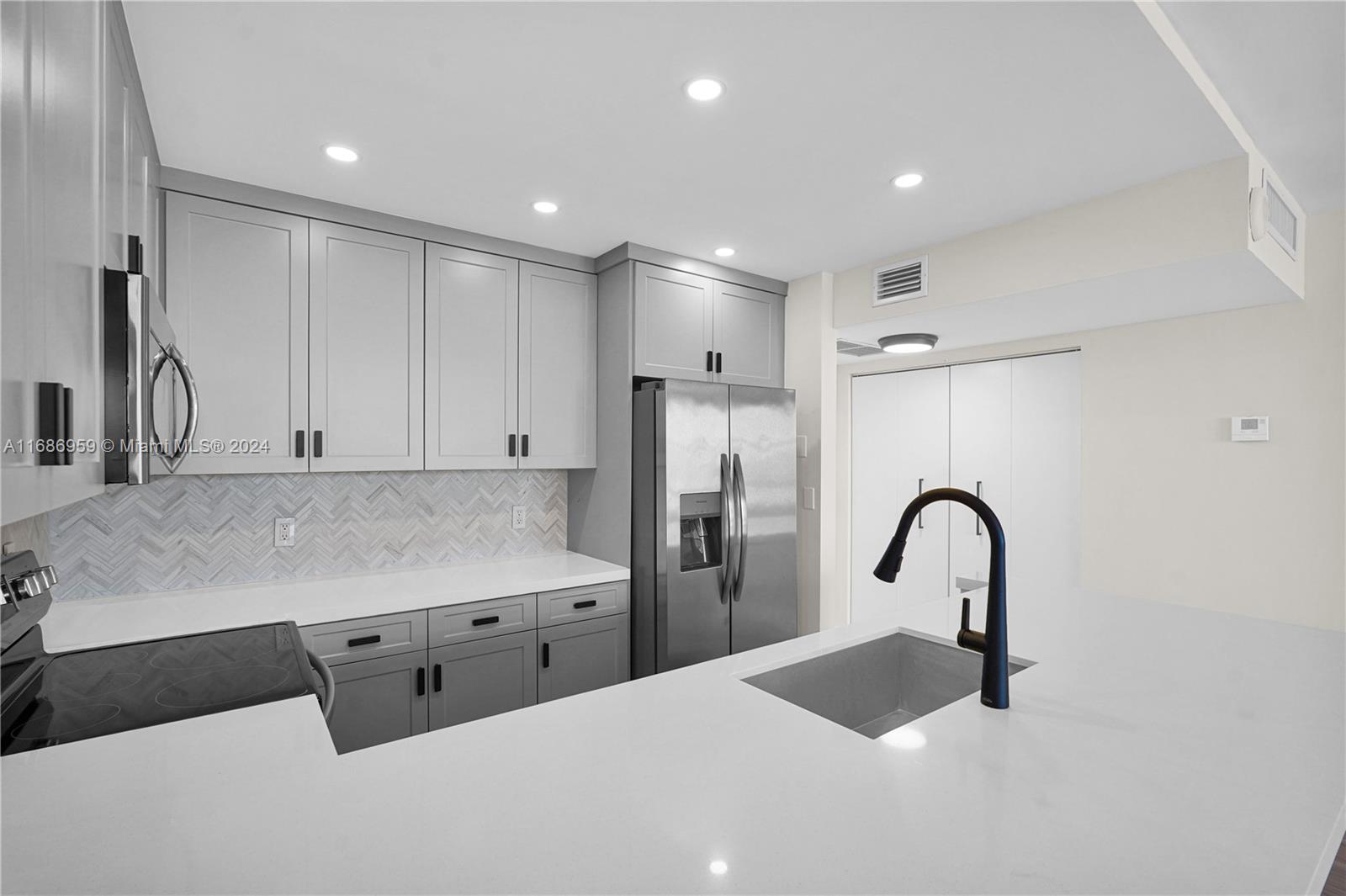 BAYVIEW TOWERS CONDO SOUT - Residential