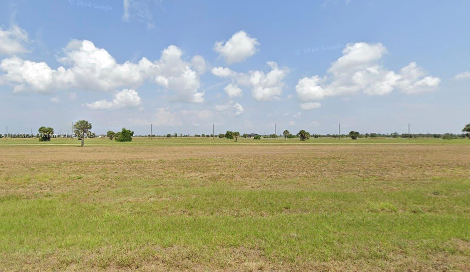 Build your DREAM HOME on this beautiful lot located in the EXCLUSIVE community ROTONDA MEADOWS, this is a PARADISE in Florida, close to the amazIng BEACHES, GOLF COURSES, MARINES and much more...Dont lose this opportunity!!!