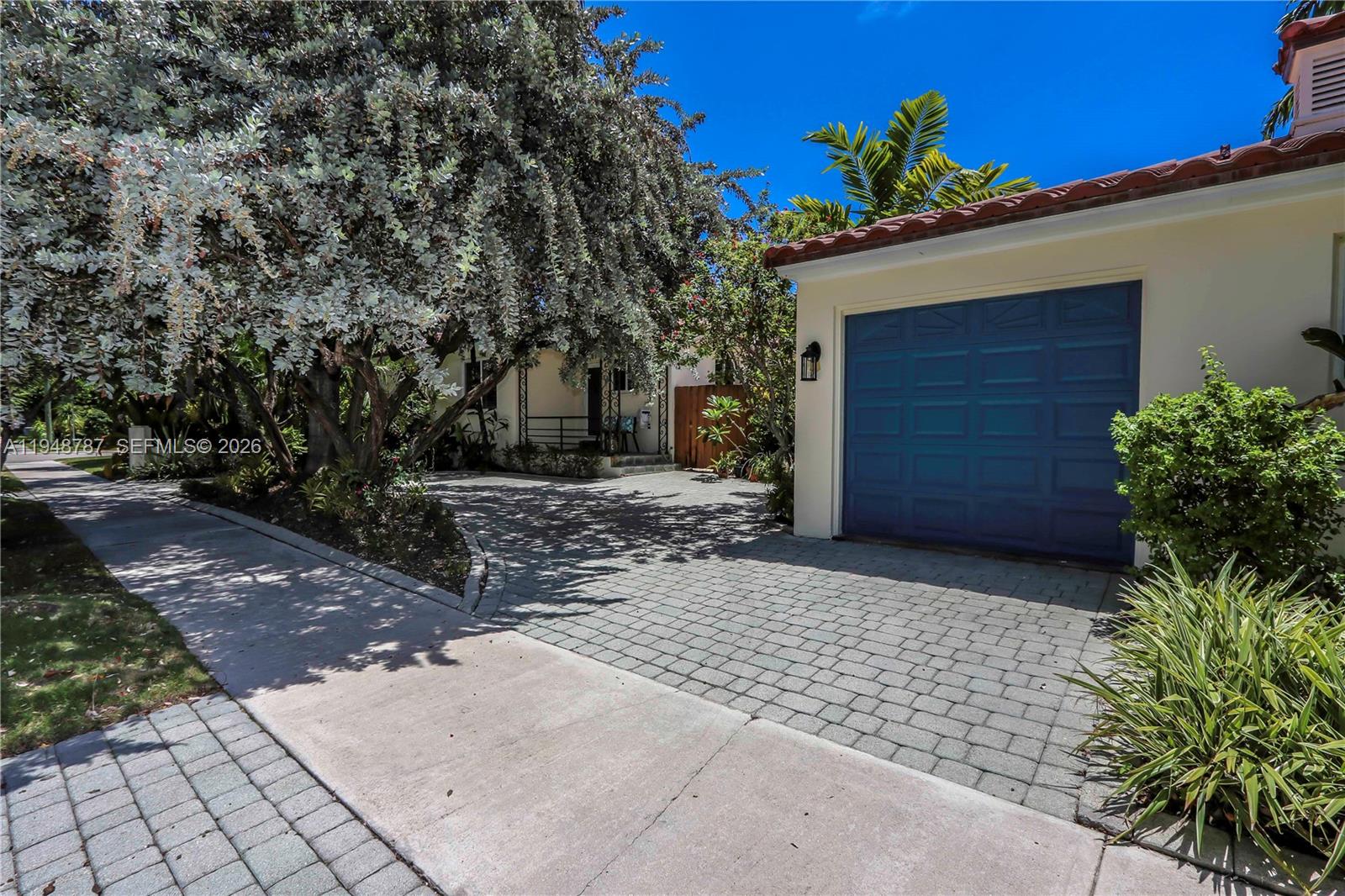 HOLLYWOOD LAKES SECTION - Residential