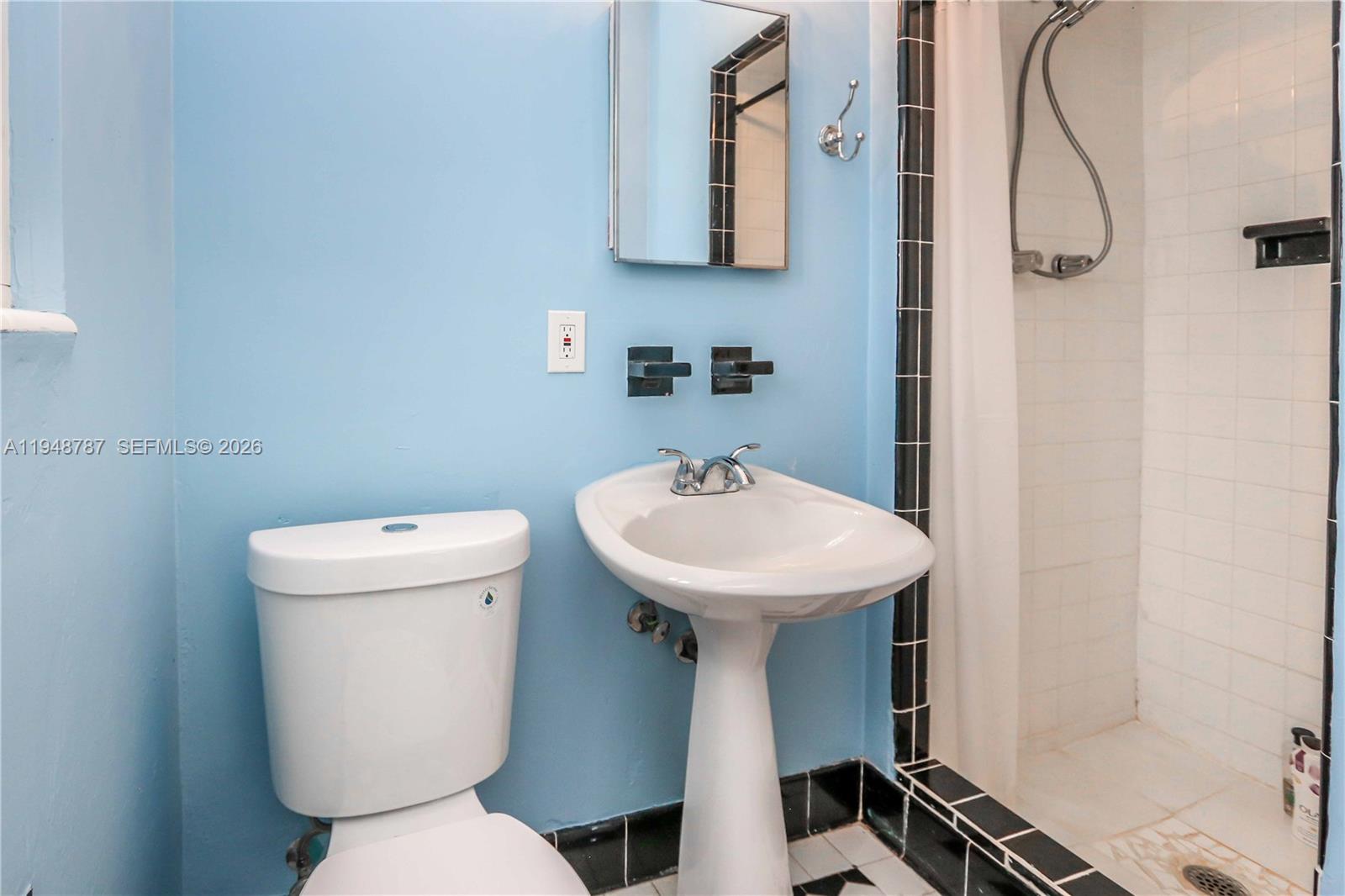 HOLLYWOOD LAKES SECTION - Residential