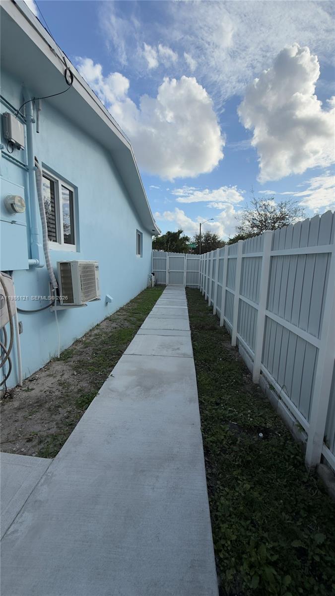 HOLLYWOOD HILLS - Residential Lease