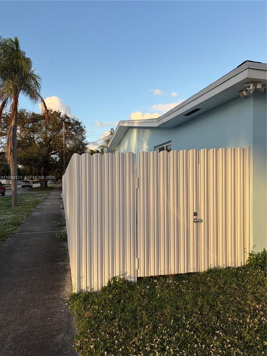 HOLLYWOOD HILLS - Residential Lease