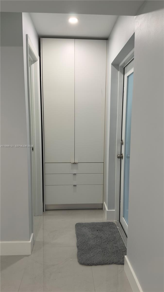 HOLLYWOOD HILLS - Residential Lease