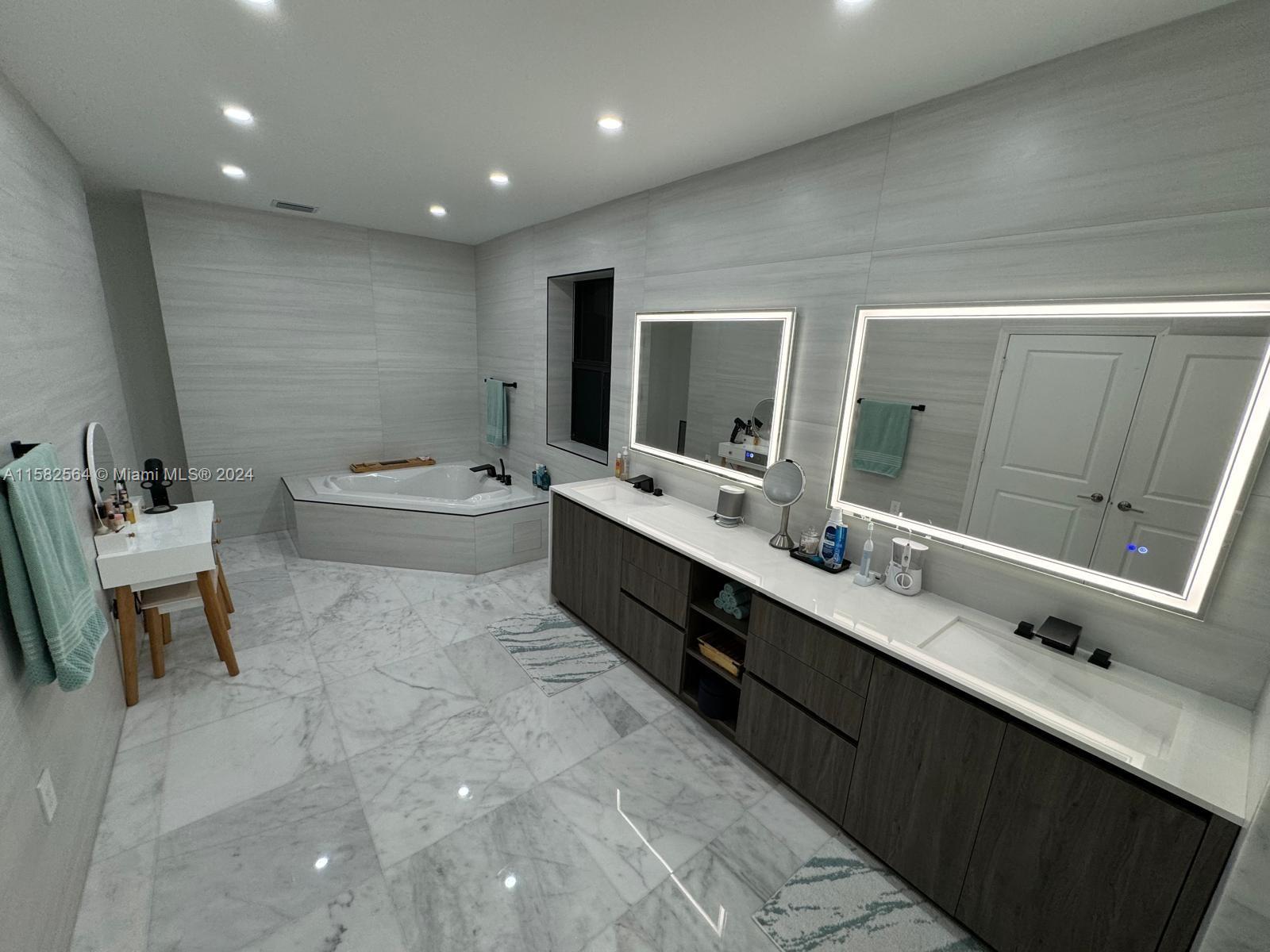 ESTATES AT SILVER PALM - Residential