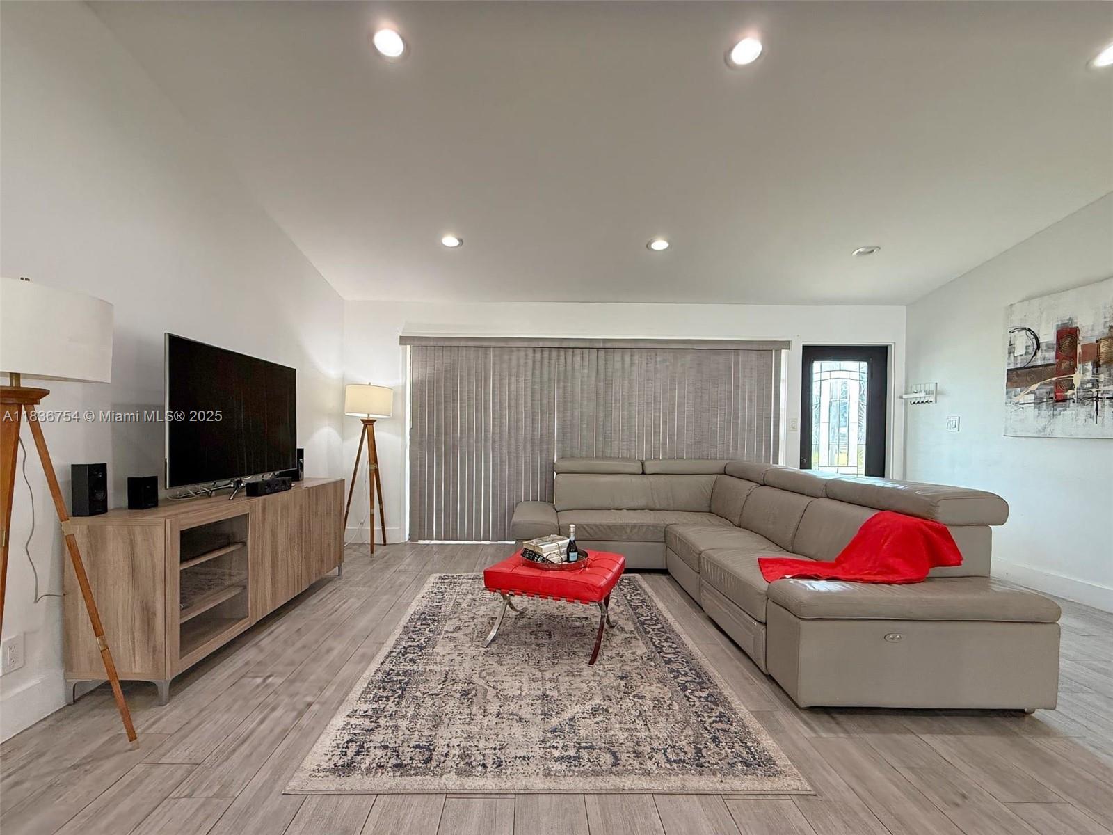 2525 Tortugas Ln