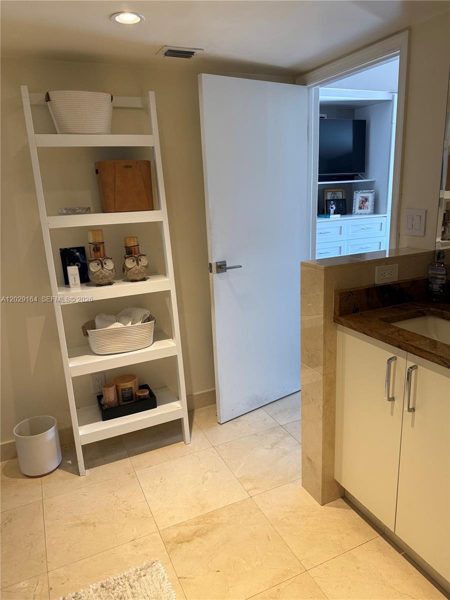 DELVISTA B CONDO - Residential