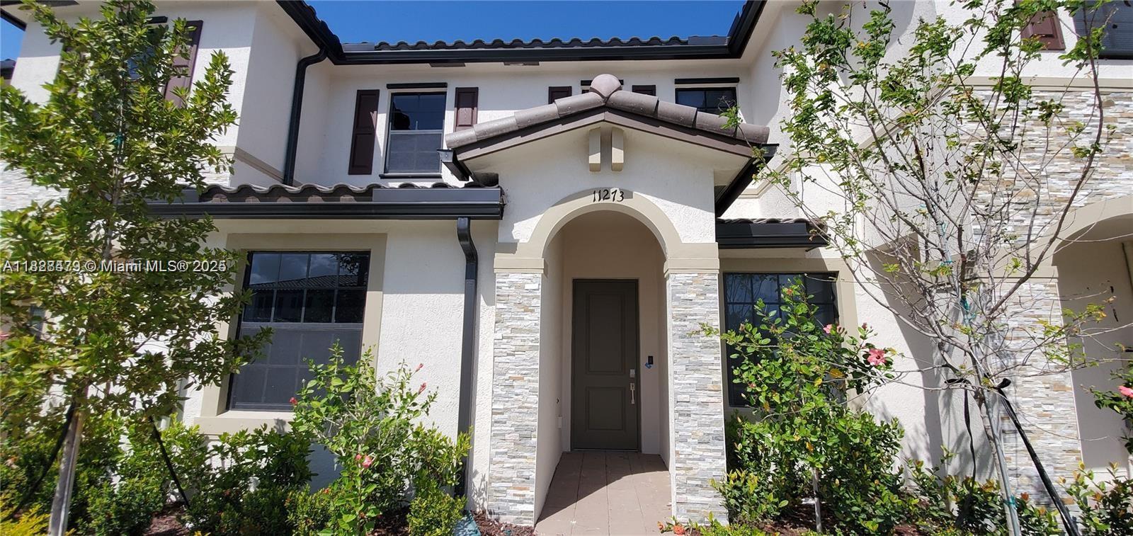Welcome to this stunning townhouse in the desirable Isola community, built in 2019. This spacious property features 3 bedrooms and 3 bathrooms, including a convenient first-floor bedroom with a full bathroom. The modern kitchen is a chef’s dream, boasting sleek stainless steel appliances, elegant granite countertops, and ample cabinet space. The first floor is adorned with beautiful tile flooring, while the upstairs offers low-maintenance vinyl floors.
As part of a gated community, residents enjoy peace of mind with 24-hour security. Take advantage of the fantastic amenities, including a fully-equipped gym, a refreshing community pool, and a lovely pet park for your furry friends. Don’t miss out on this perfect blend of comfort and convenience!