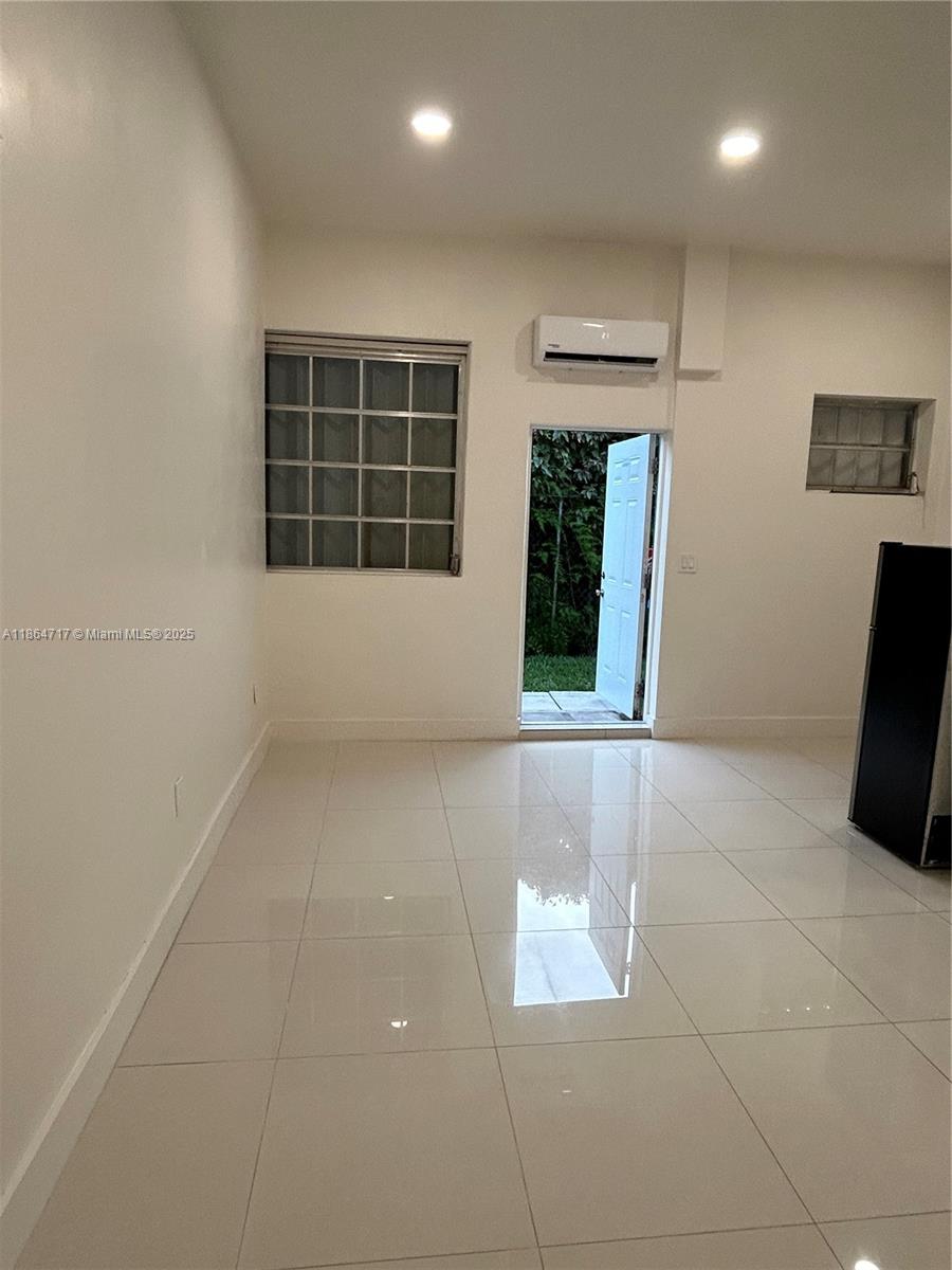 Studio apt in East Hialeah. Spacious, Tile floor, separate entrance, includes Utilities. Close to shopping restaurant, places of worship, and within easy access to public transportation. Perfect for one or two people, NON-SMOKERS.
