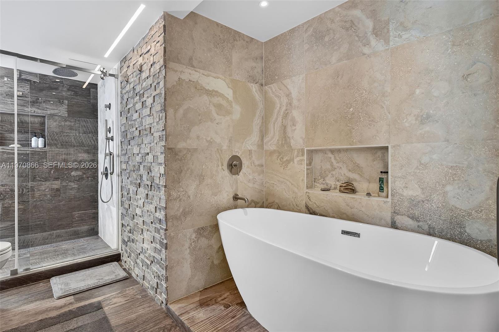 TOWERS OF QUAYSIDE CONDO - Residential