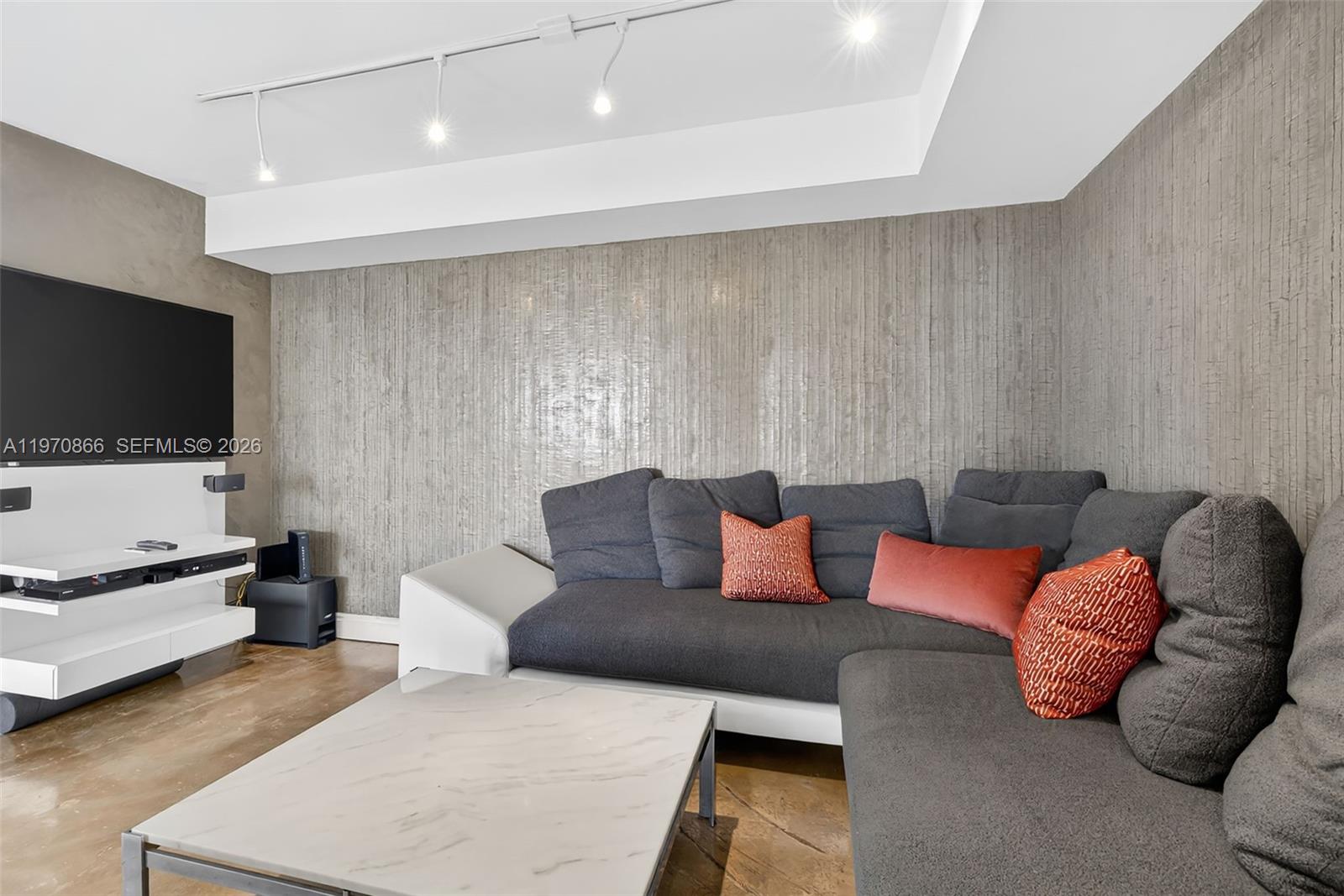 TOWERS OF QUAYSIDE CONDO - Residential