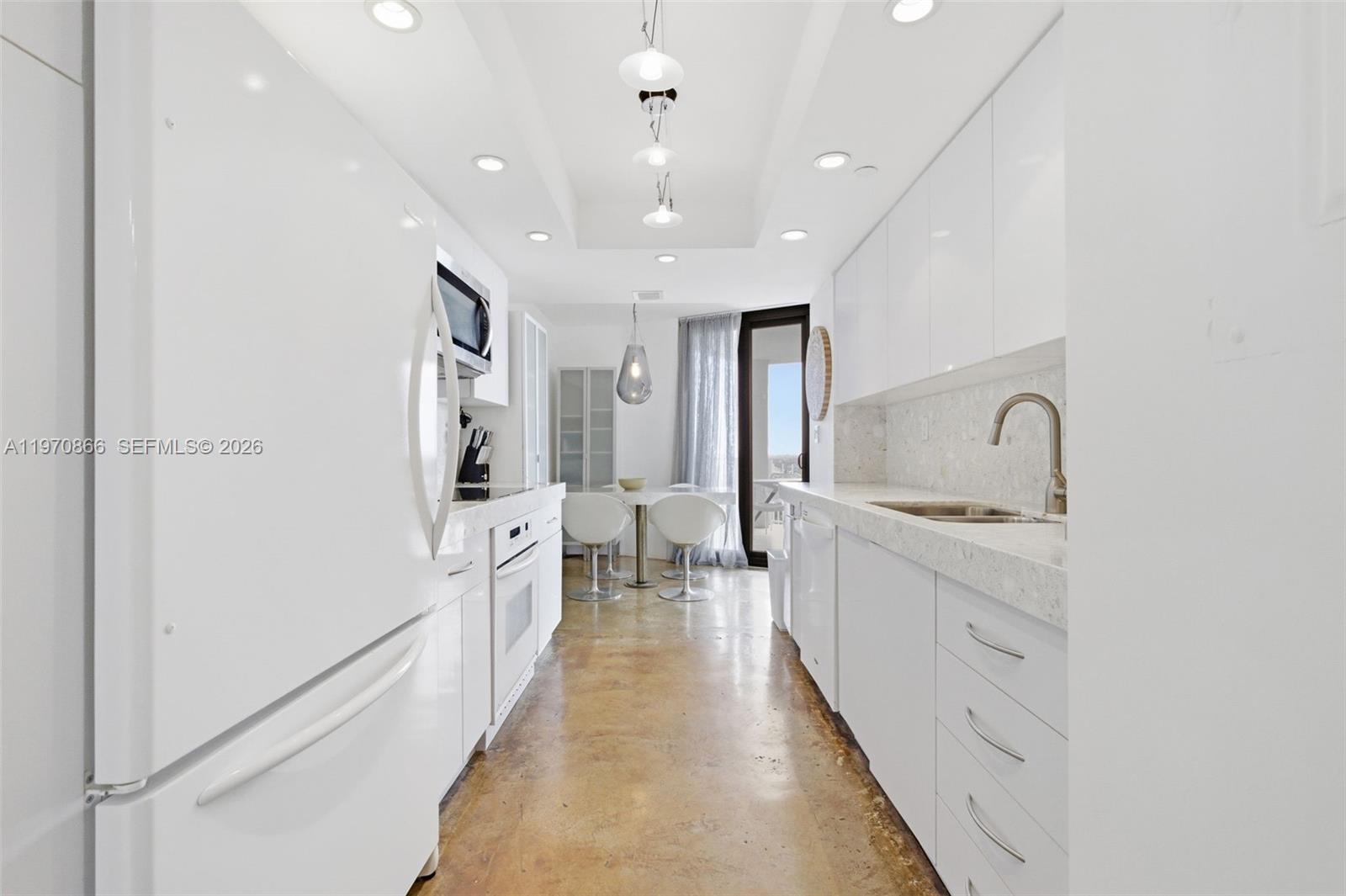 TOWERS OF QUAYSIDE CONDO - Residential