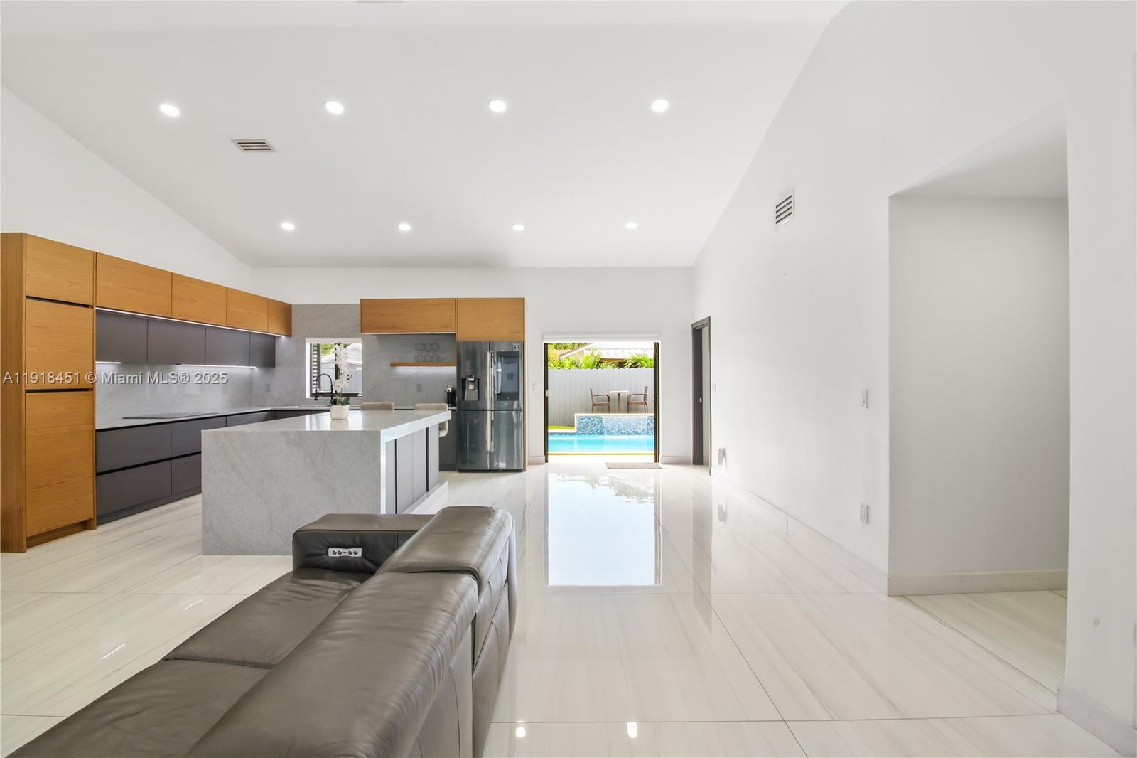 COUNTRY LAKE MANORS SEC 3 - Residential