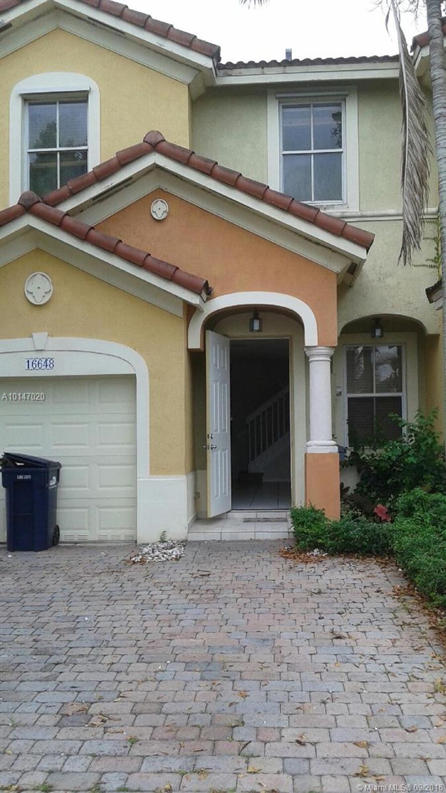 GREAT 3BD/2.5 BATH TOWNHOUSE. 2 STORIES (ALL BEDROOMS ARE ON THE 2ND FLOOR)FRESHLY PAINTED INSIDE.BRAND NEW WOOD FLOORS ON THE SECOND FLOOR.PATIO WITH BRICKS AND FRUIT TREES. 1 CAR GARAGE AND PLENTY OF ADDITIONAL PARKING.UNIT FACES LAKE/CANAL. CLOSE TO EXPRESSWAYS.