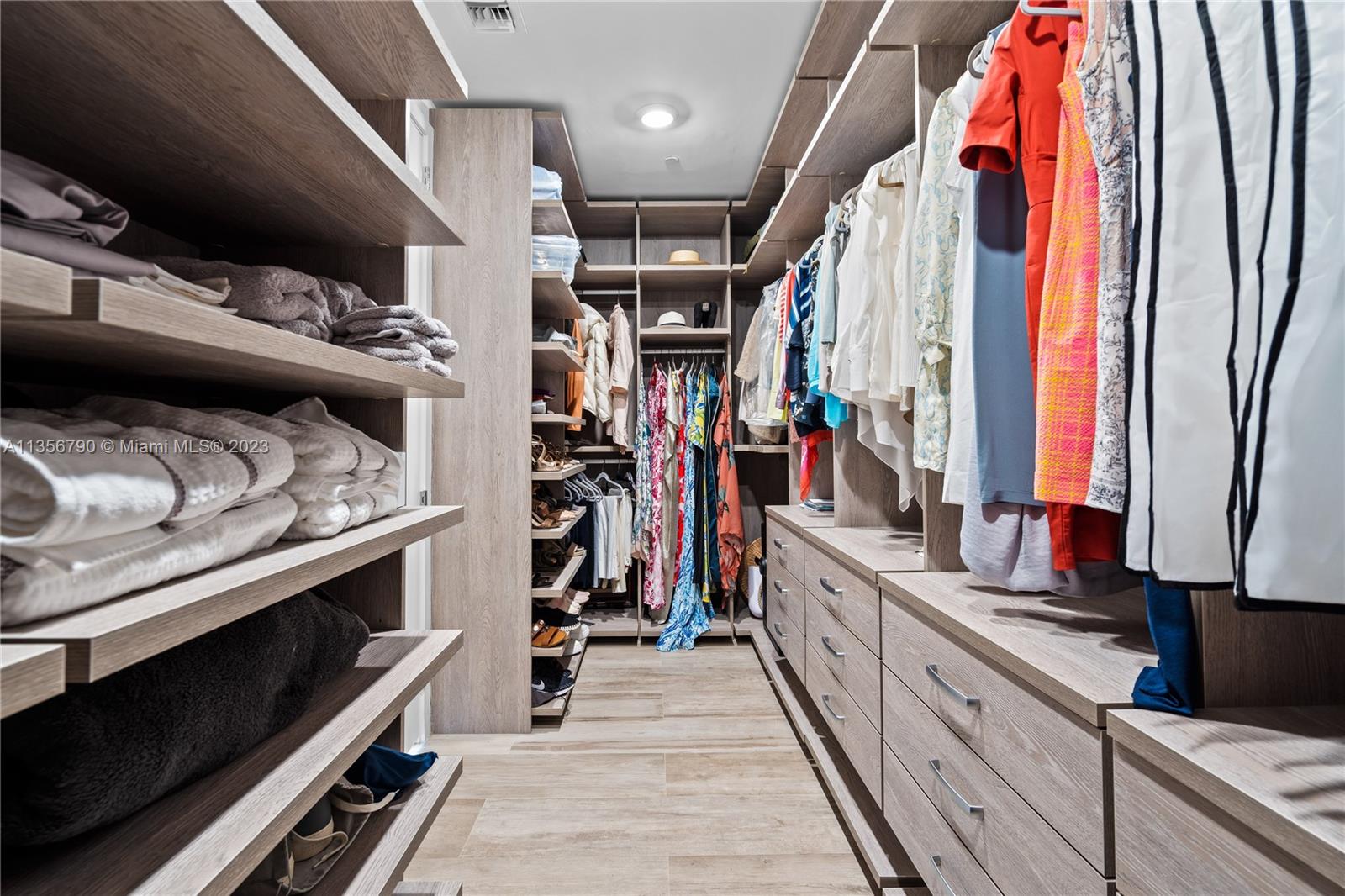 JADE SIGNATURE CONDO - Residential