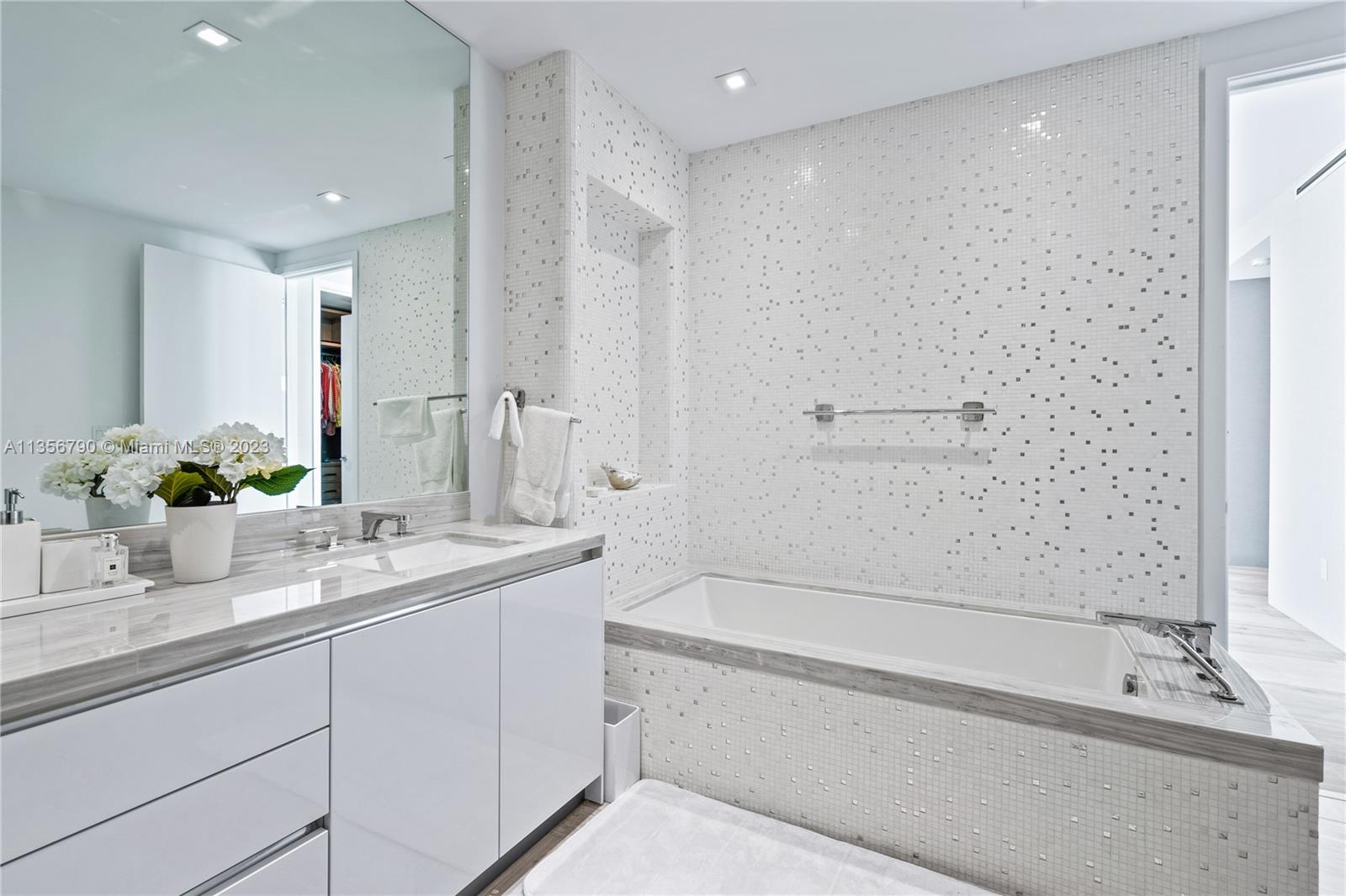 JADE SIGNATURE CONDO - Residential