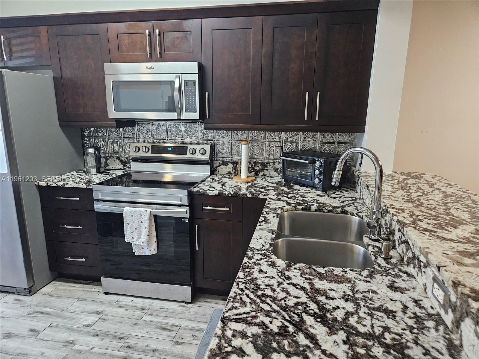 BANYAN OAKRIDGE COMMERCIA - Residential