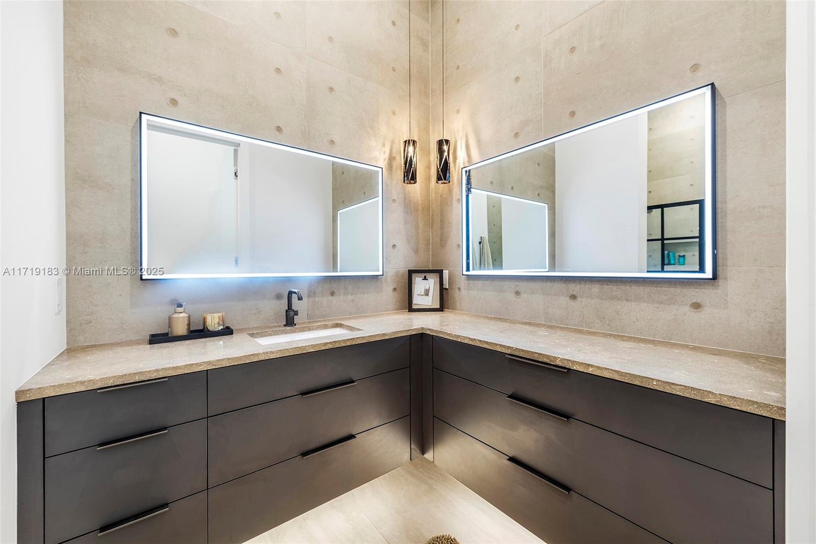 VENETIAN ISLES 1ST SEC - Residential