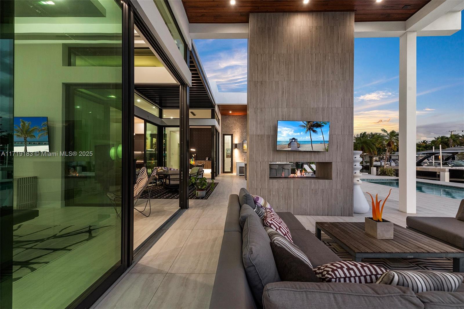 VENETIAN ISLES 1ST SEC - Residential