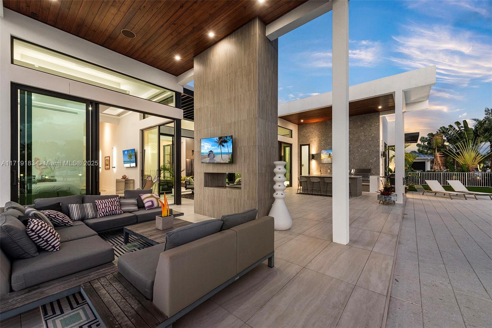 VENETIAN ISLES 1ST SEC - Residential