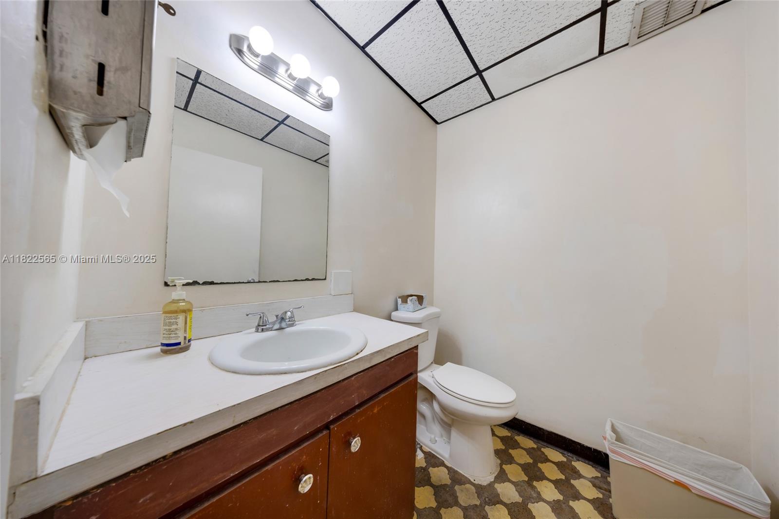 Main image without alt text