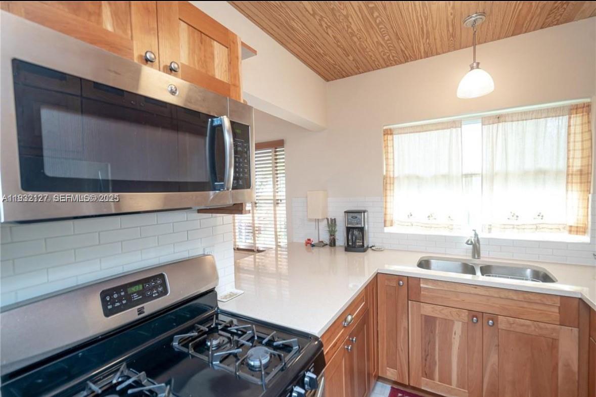 SHORES PLAZA EAST CONDO - Residential