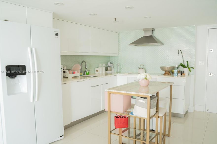 This condo is sure to impress. Unit boasts upgraded modern open kitchen with granite, decorative backsplash, Washer/Dryer in unit. Community offers, game room, gym, 24/7 manned gate, valet, security & lobby attendant. One assigned parking. HIGHSPEED INTERNET AND BASIC CABLE INCLUDED!