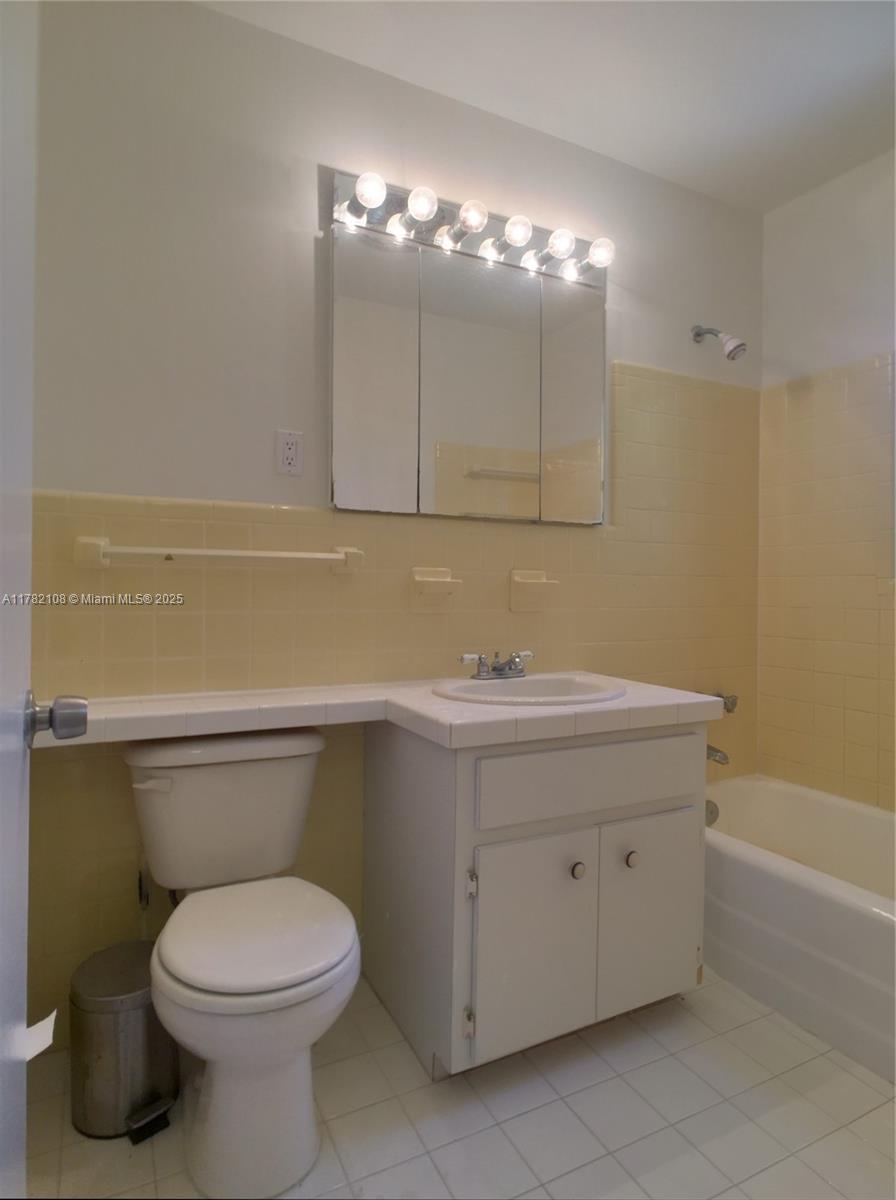 CASA MIA DELRAY INC - Residential Lease