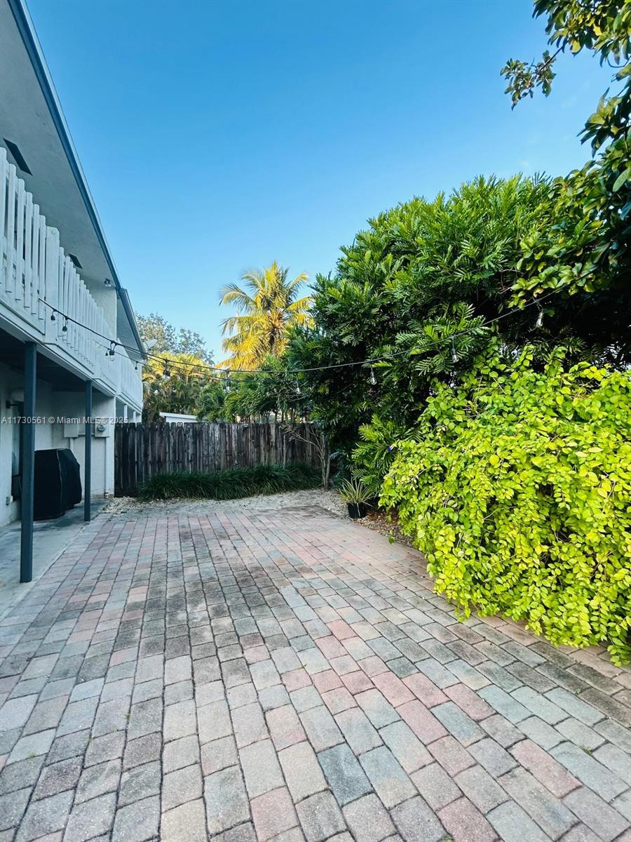 2821 N 38th Ave 2821