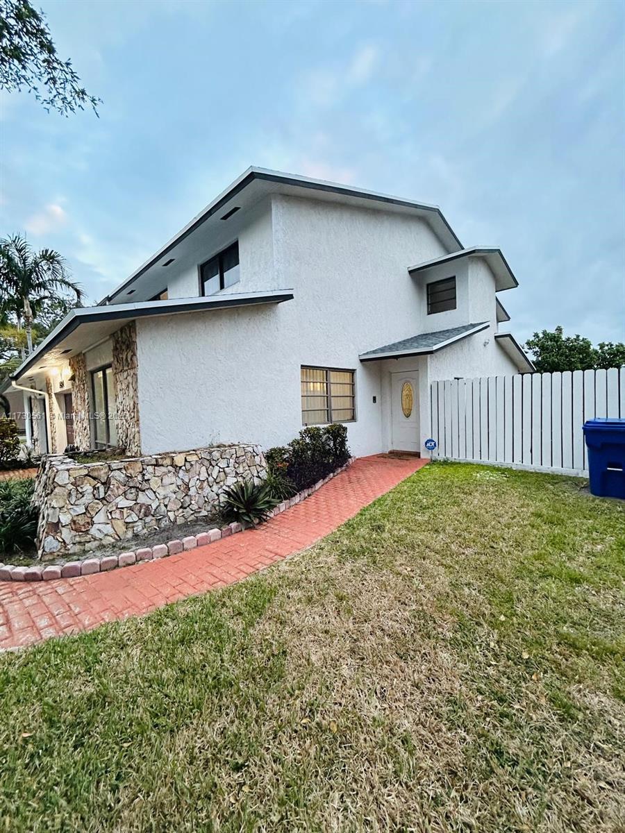 2821 N 38th Ave 2821