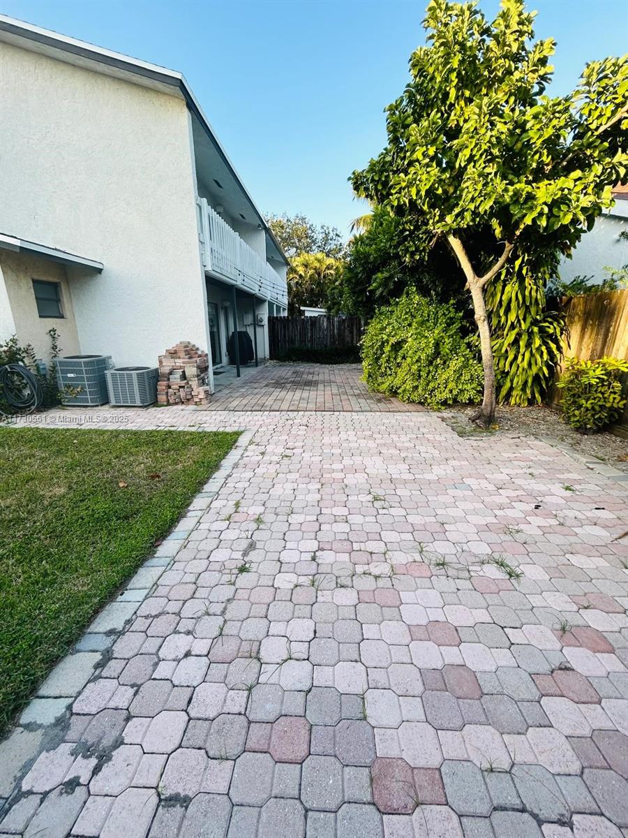2821 N 38th Ave 2821