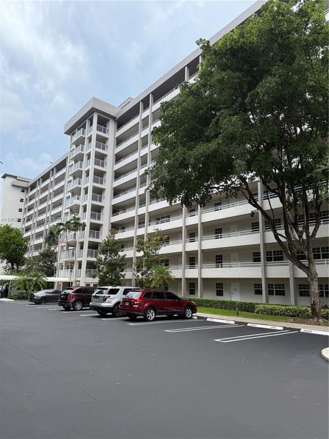 Photo of 605 Oaks Dr #203, Pompano Beach, FL 33069 (MLS # A11863255)