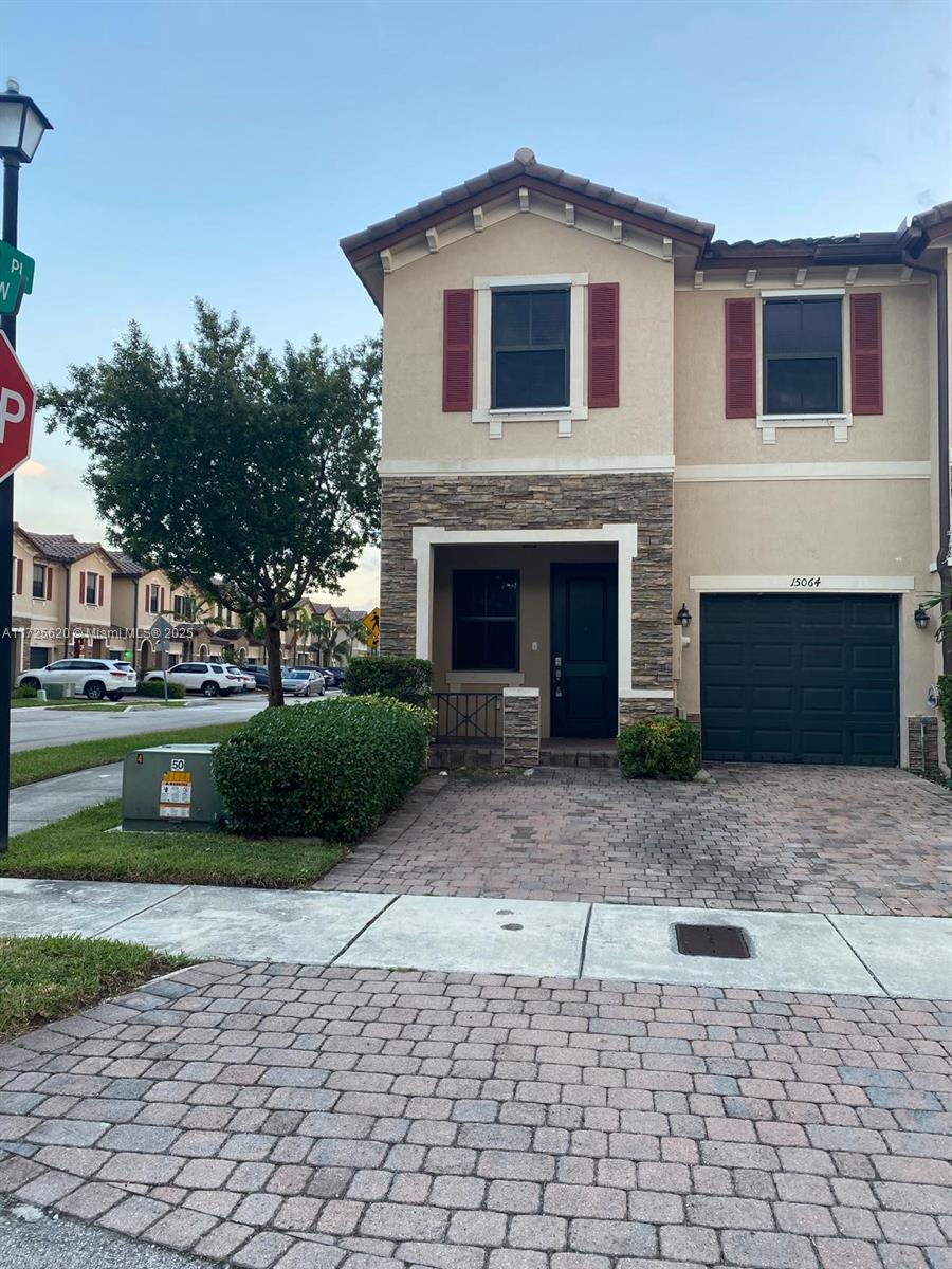 BEAUTIFUL CORNER TOWNHOME, FRESHLY PAINTED, NO CARPET, FLOORS IN THE UPPER LEVELS WHERE JUST RENOVATED. VERY BRIGHT UNIT. DONT MISS THIS OPPORTUNITY, WONT LAST!!!