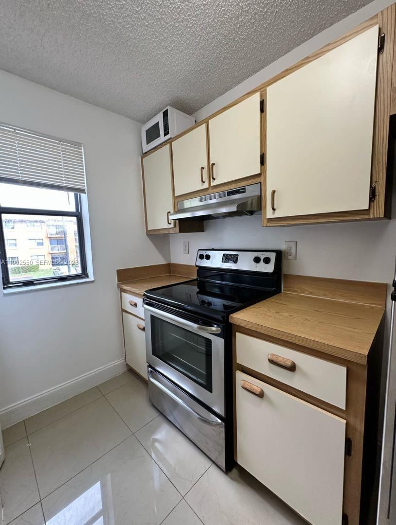 THE COURTS AT KENDALL CON - Residential