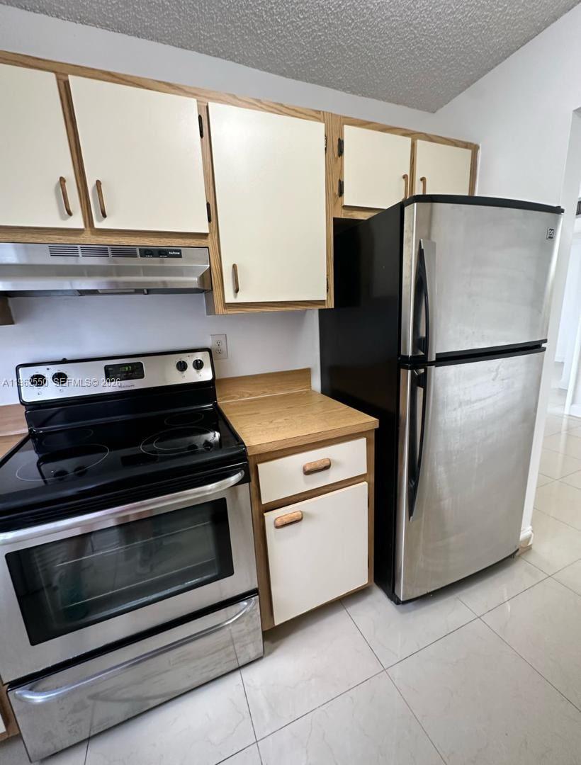 THE COURTS AT KENDALL CON - Residential