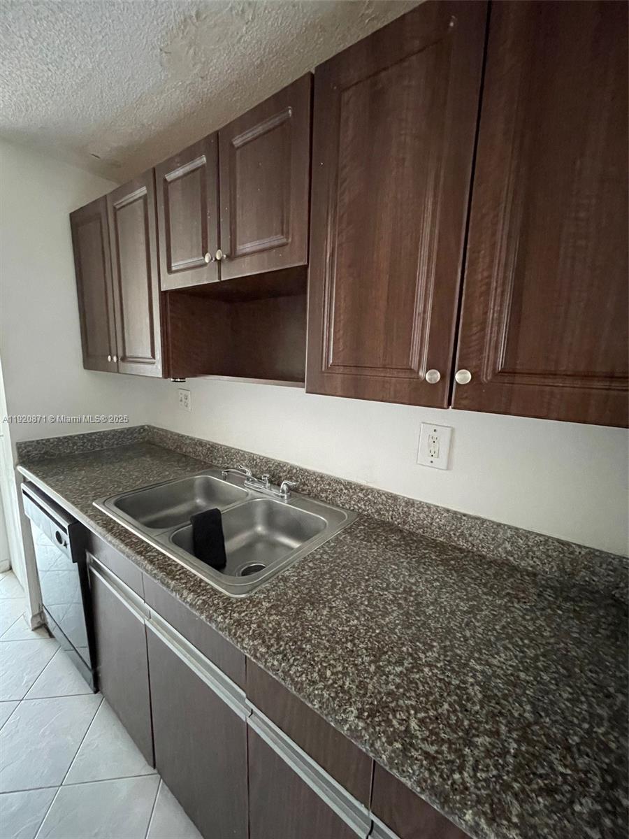 TOWNHOUSES AT JACARANDA - Residential Lease