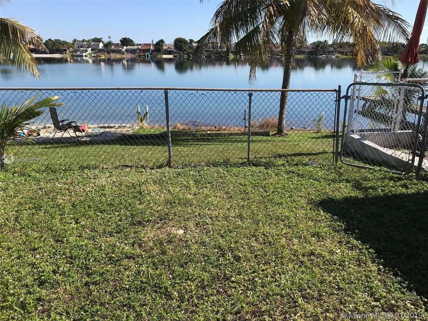 2 Bed/ 2 Bath townhouse on the lake in Hialeah.