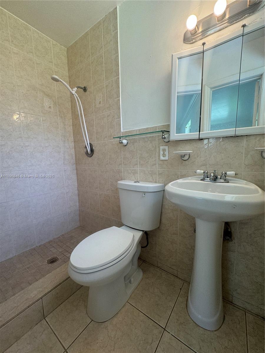 BROADVIEW COUNTRY CLUB ES - Residential Lease