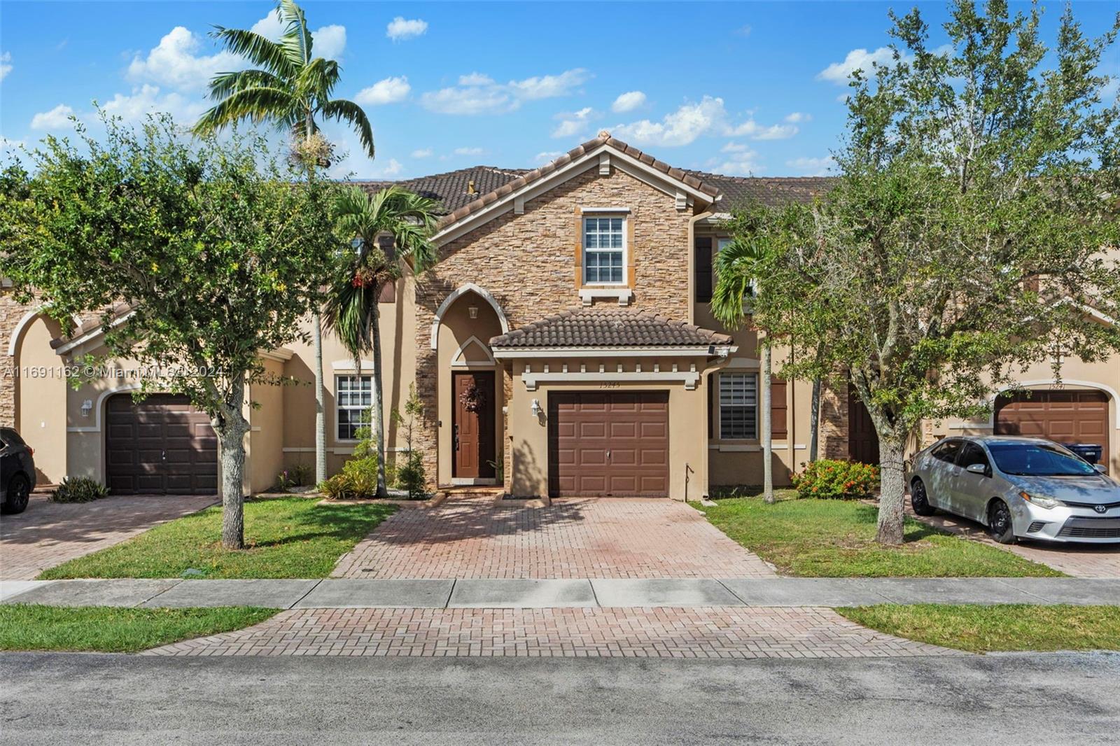 Recently remodeled townhouse with a great location and a community with a lot of amenities.