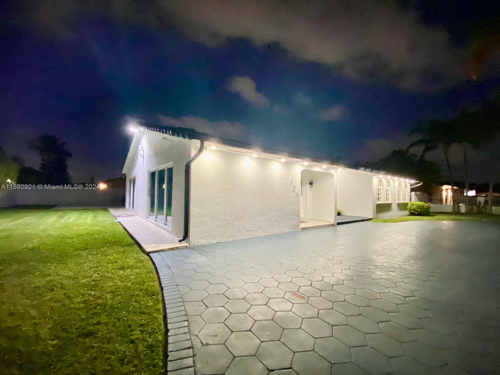 Property for Sale at 3125 Sw 108th Ave, Miami, Broward County, Florida - Bedrooms: 5 
Bathrooms: 5  - $1,200,000