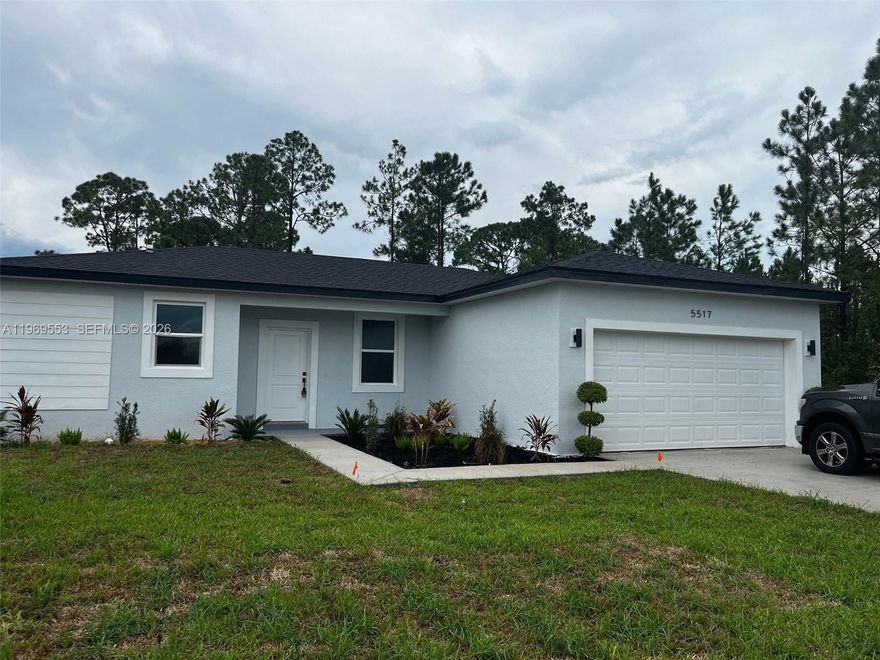 A beautiful new home is available for rent in Sun' n Lakes of Sebring, conveniently located near shopping centers, AdventHealth, and other medical facilities. This home features 3 bedrooms, 2 modern bathrooms, and a largebackyard perfect for families or healthcare professionals. Electricity and lawn maintenance are included in the rent. Don't miss this opportunity!!