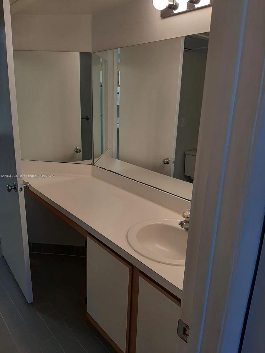 LAKEVIEW CLUB CONDO - Residential Lease