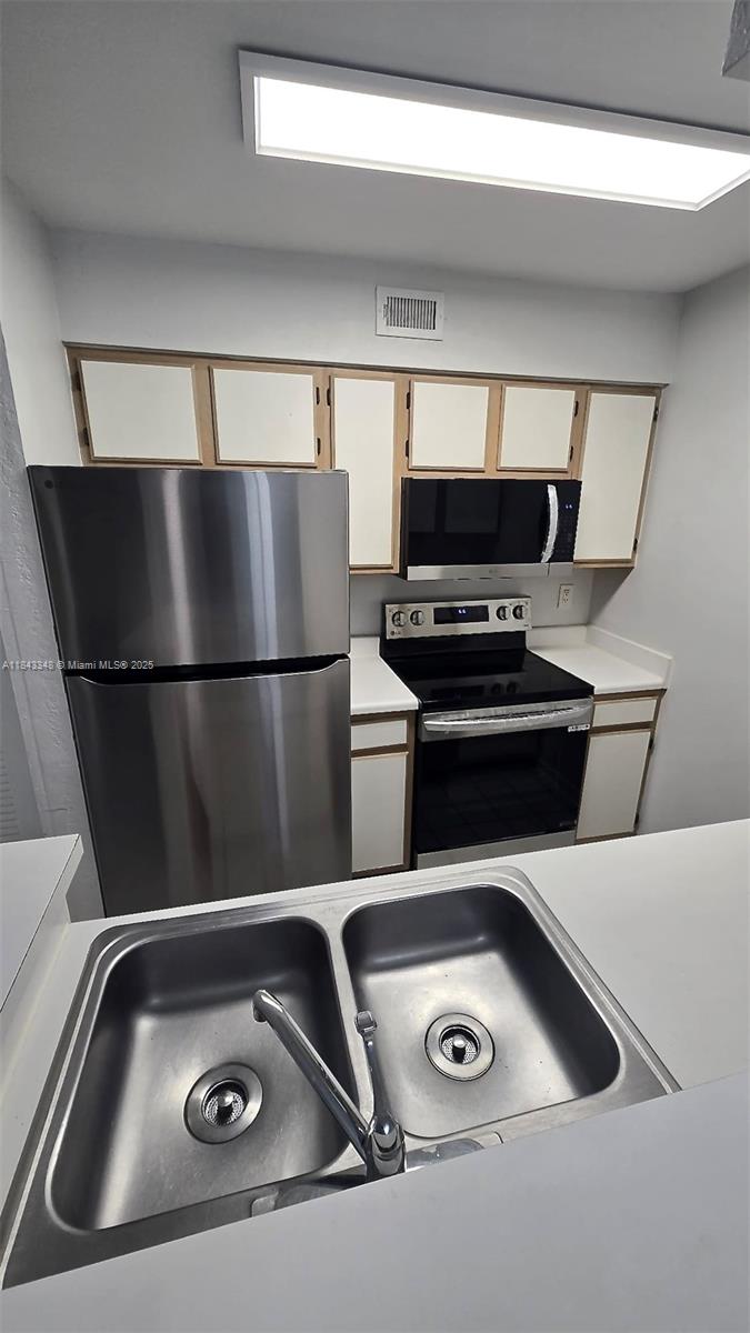 LAKEVIEW CLUB CONDO - Residential Lease