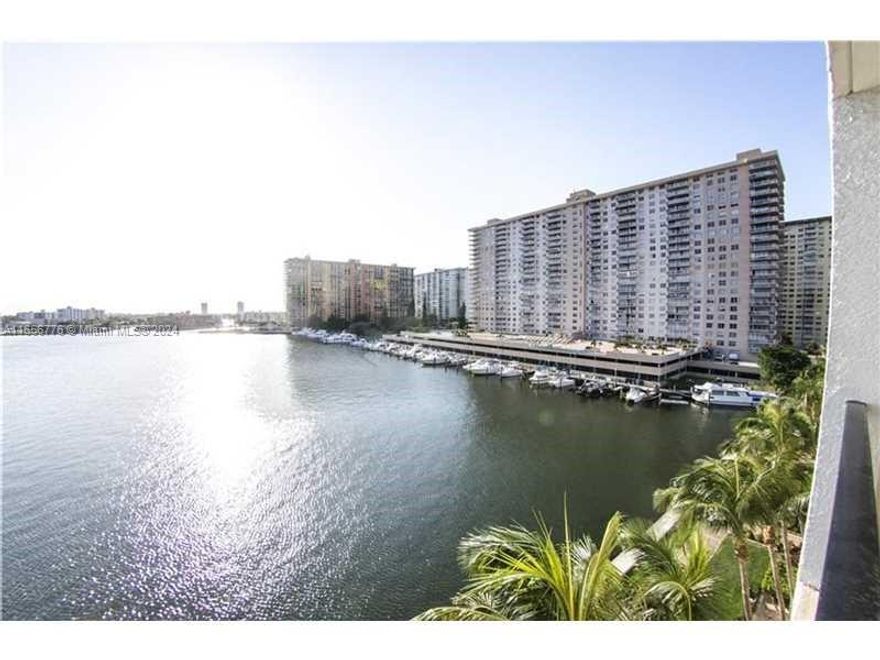 3 Bedroom 2 bathroom split floor plan, corner unit with direct Bay view on main building at Porto Bellagio Condominium. 2 parking spaces assigned, washer and dryer inside the apartment. walking distance to the beach, restaurants , shops , park and school. Amenities includes heated pool, jacuzzi, large gym with new equipment, exercise-yoga room, children's room, clubhouse, business center and walking promenade by the bay.