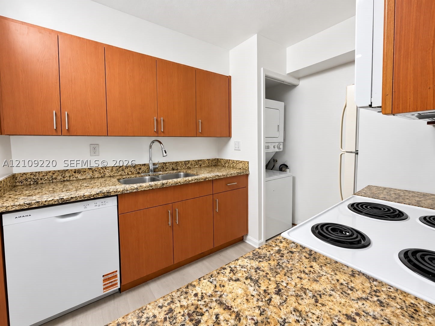 220 Lakeview Dr 101, Weston FL 33326