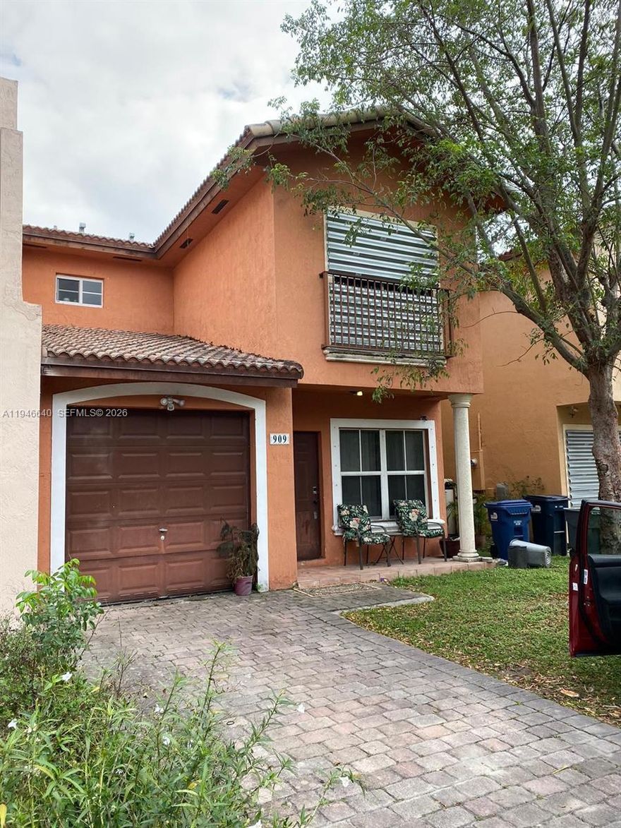 BEAUTIFUL TOWNHOUSE WITH 3 BEDROOMS AND 2.5 BATHROOMS. NO APPROVAL !! .. BRIGHT AND SPACIOUS WITH GREAT KITCHEN SPACE. 2 PARKING
SPACES. NO HOA!! GREAT FOR INVESTOR!!!