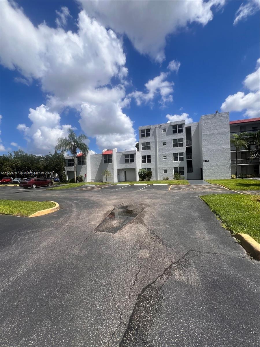 Property for Sale at 9411 Evergreen Pl 301, Davie, Broward County, Florida - Bedrooms: 2 
Bathrooms: 2  - $240,000