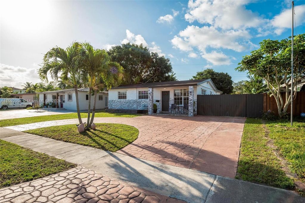 Photo of 7340 Garfield St, Hollywood, FL 33024 (MLS # A11552004)