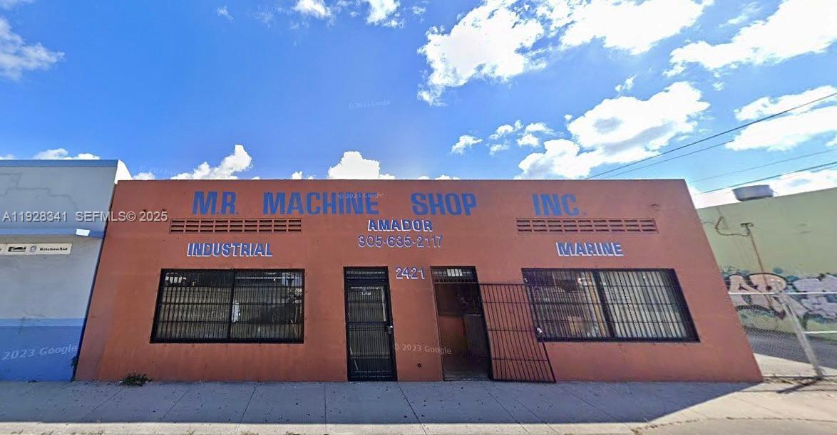 Main image without alt text