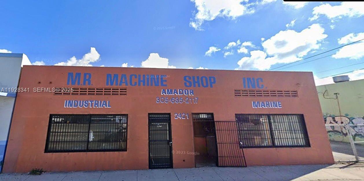 Main image without alt text