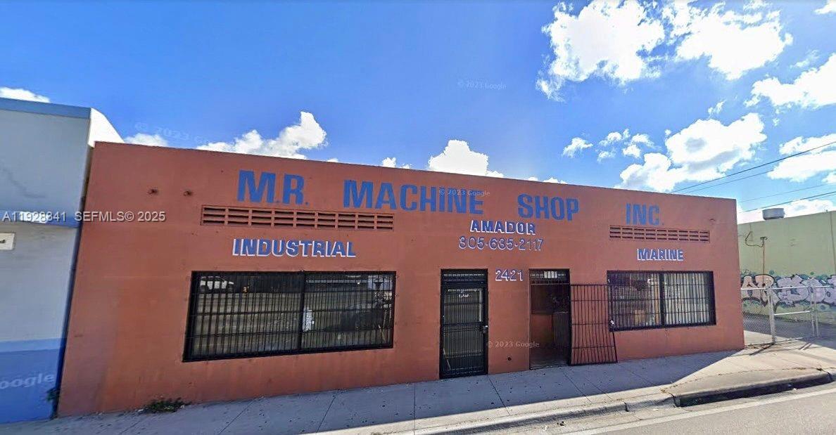 Main image without alt text